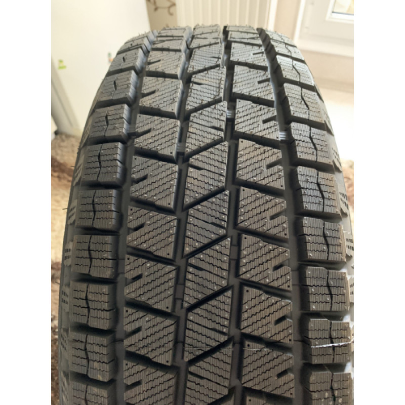 Sailun ICE BLAZER ARCTIC SUV 235 / 55 R18 104H 104H XL